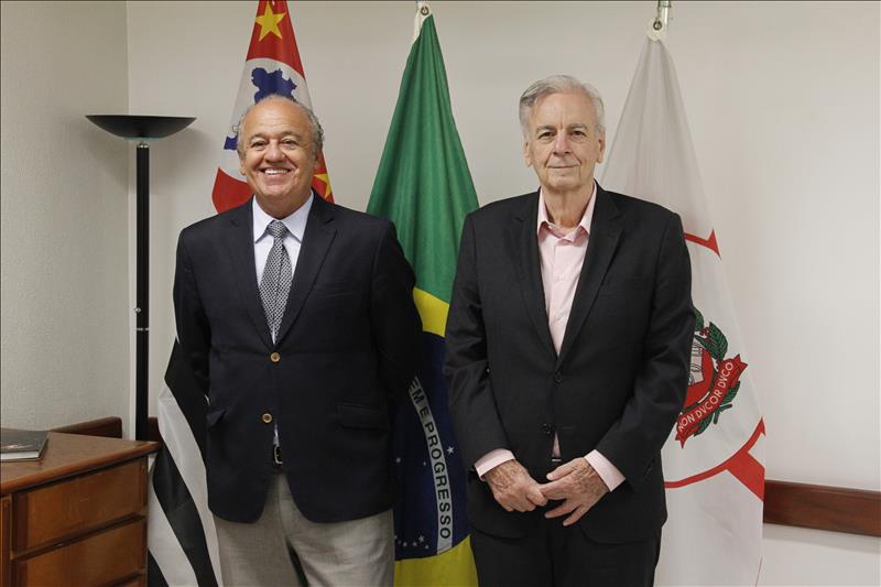 À esquerda, o Conselheiro Dimas Ramalho (TCE-SP) visita o Presidente do TCMSP, Conselheiro Domingos Dissei (dir).
