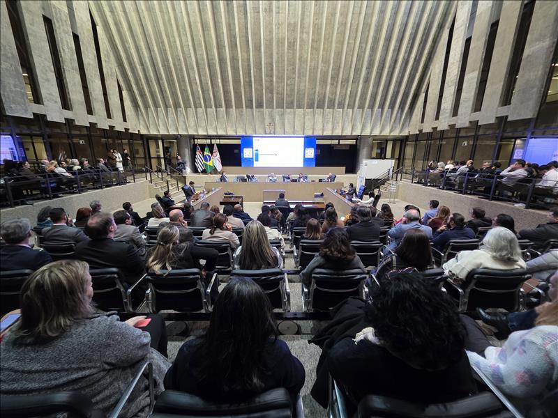 Evento de lançamento no Plenário do TCMSP.