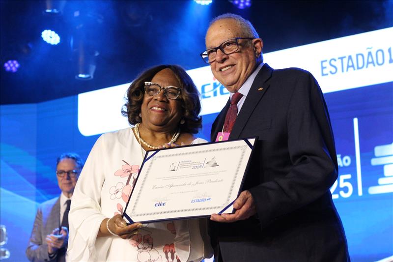 Eunice Prudente, da EGC, recebe Prêmio Professor Emérito e Guerreiro da Educação 2025